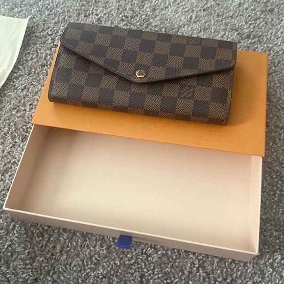 Authentic Louis Vuitton Sarah Damier Wallet - Picture 5 of 6